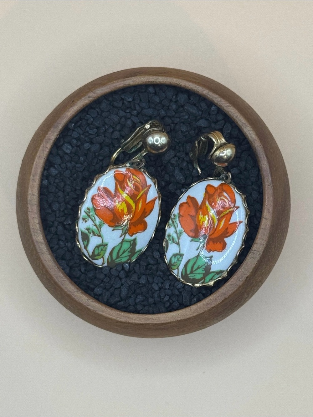 Vintage Rose Rosa Roja Clip-on Earrings